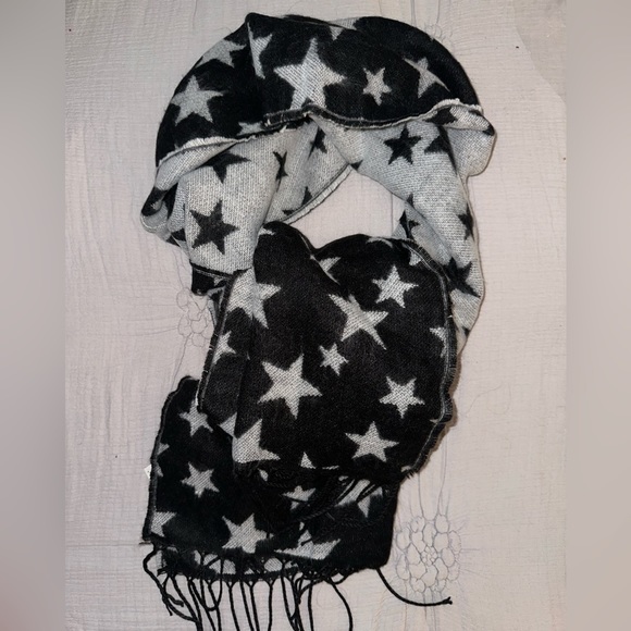 Steve Madden Accessories - NWT Steve Madden Scarf one size